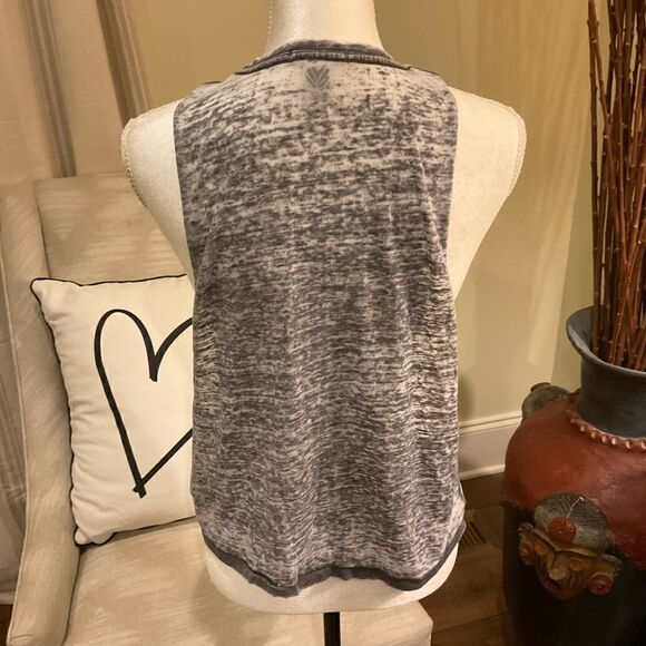 Forever 21 workout top 🤍 - Picture 3 of 4